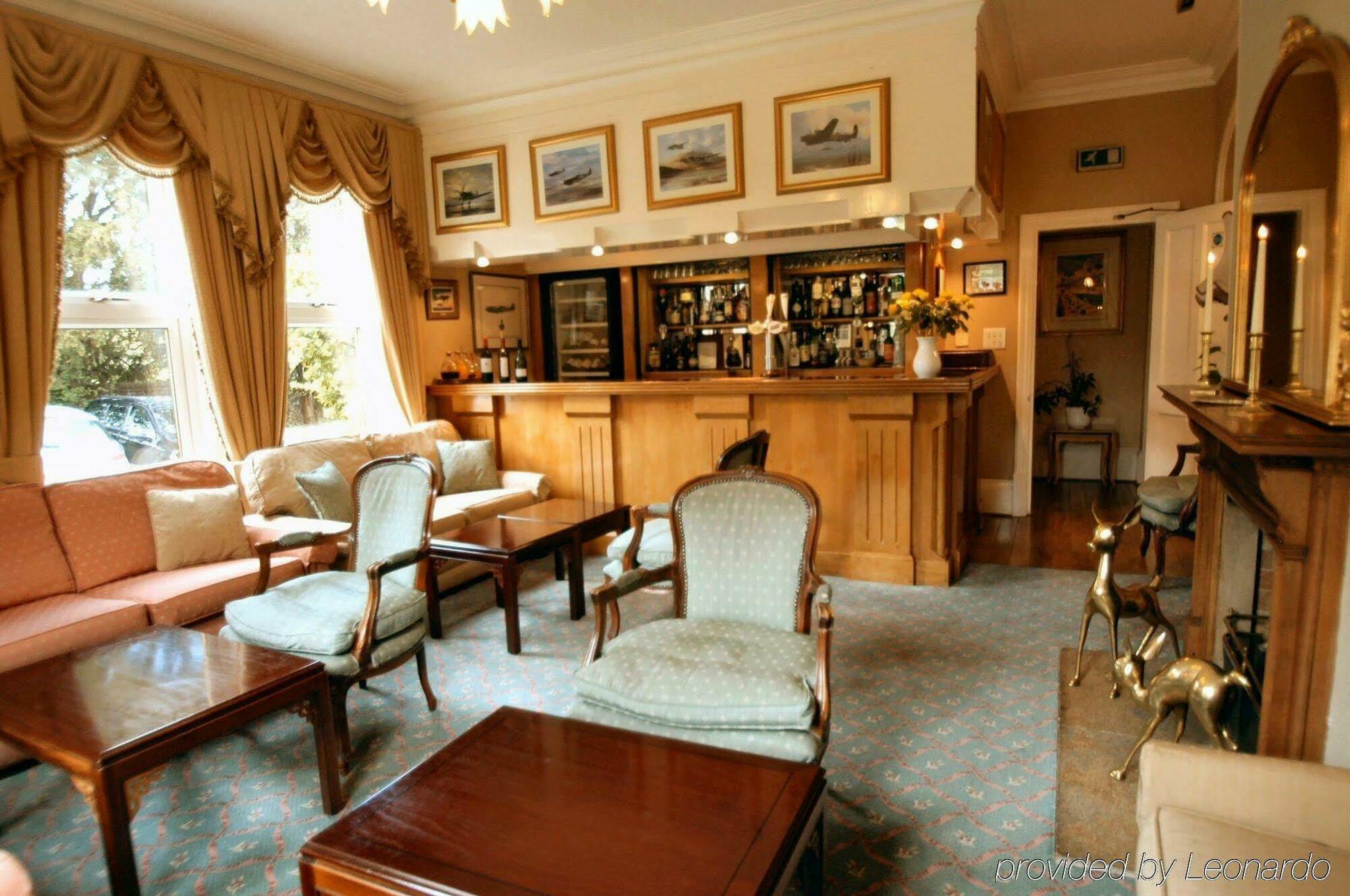 The Lodge Duxford Restauracja zdjęcie